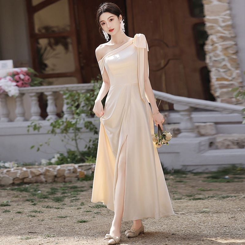 Satīna līgavas māsu kleita no poliestera, A-līnijas siluets, gara, dziļš V izgriezums, bez piedurknēm.