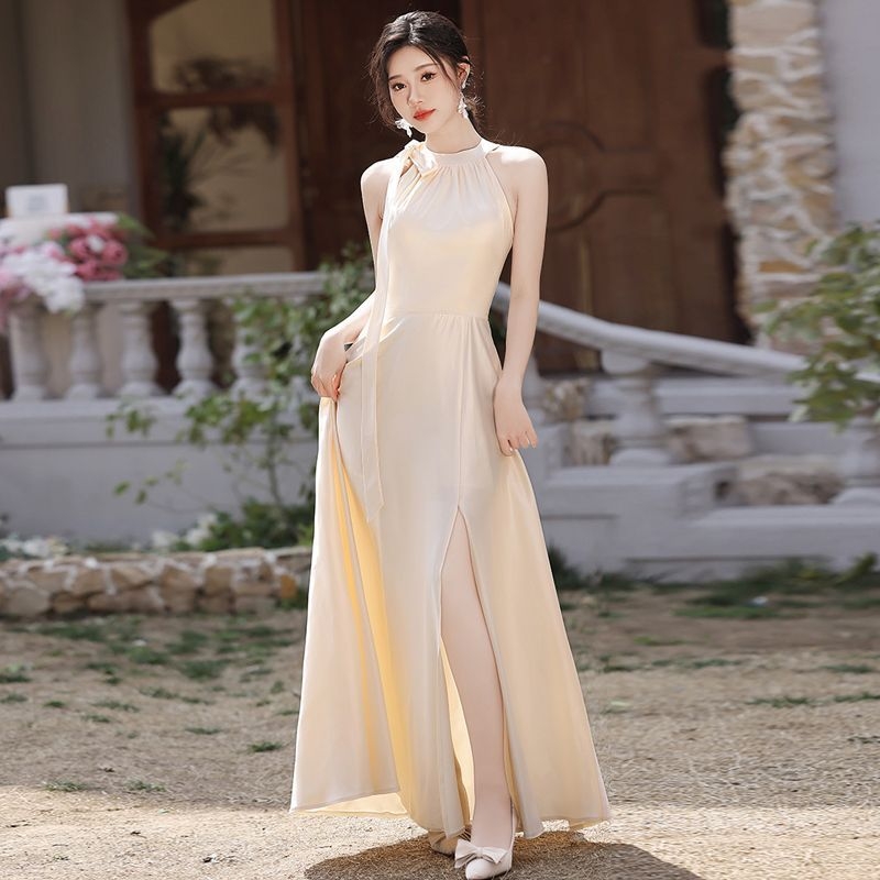 Satīna līgavas māsu kleita no poliestera, A-līnijas siluets, gara, dziļš V izgriezums, bez piedurknēm.