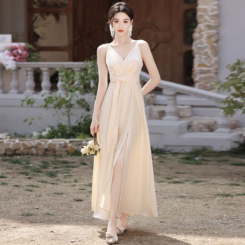 Satīna līgavas māsu kleita no poliestera, A-līnijas siluets, gara, dziļš V izgriezums, bez piedurknēm.