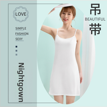 Bez piedurknēm kleita ar spagetī lencēm, midi garums, iekšējā odere modestumam; Milk Silk audums, 90–95% poliesters un <30% spandekss