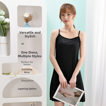 Bez piedurknēm kleita ar spagetī lencēm, midi garums, iekšējā odere modestumam; Milk Silk audums, 90–95% poliesters un <30% spandekss