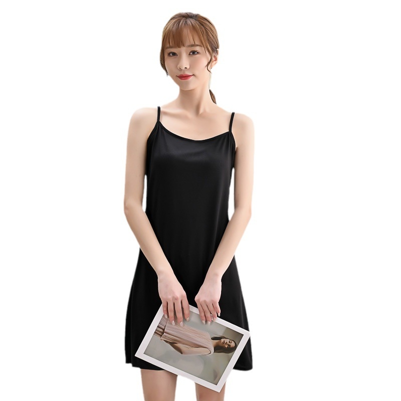 Bez piedurknēm kleita ar spagetī lencēm, midi garums, iekšējā odere modestumam; Milk Silk audums, 90–95% poliesters un <30% spandekss