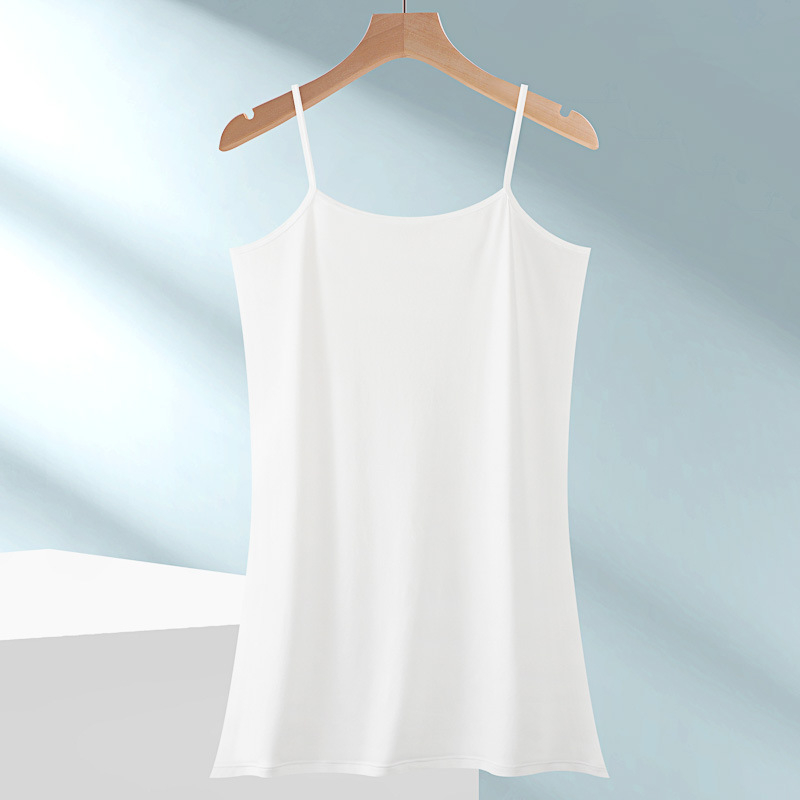 Bez piedurknēm kleita ar spagetī lencēm, midi garums, iekšējā odere modestumam; Milk Silk audums, 90–95% poliesters un <30% spandekss