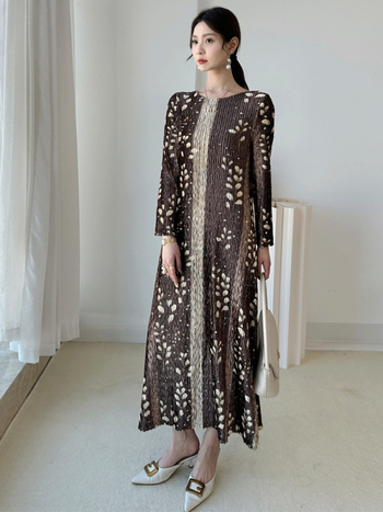 Duga haljina s cvjetnim uzorkom, okrugli izrez, plisirana, dugi rukavi, labav struk