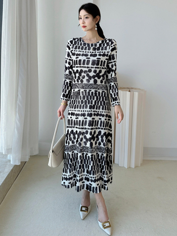 Duga haljina s cvjetnim uzorkom, okrugli izrez, plisirana, dugi rukavi, labav struk