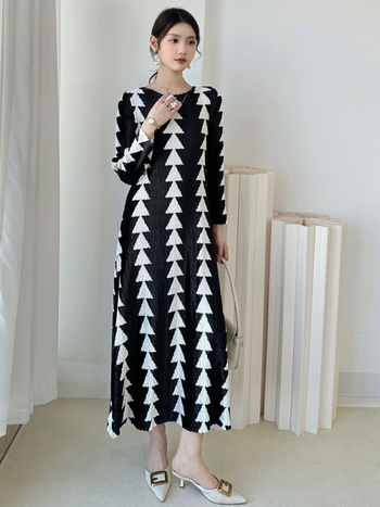 Duga haljina s cvjetnim uzorkom, okrugli izrez, plisirana, dugi rukavi, labav struk