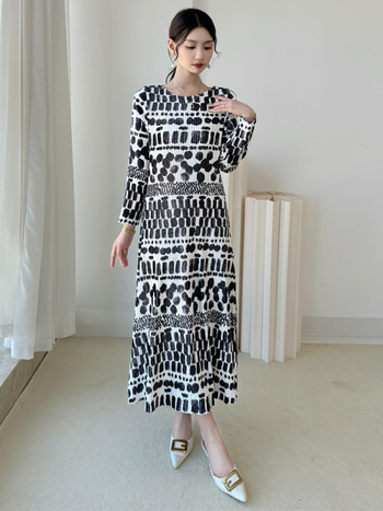 Duga haljina s cvjetnim uzorkom, okrugli izrez, plisirana, dugi rukavi, labav struk