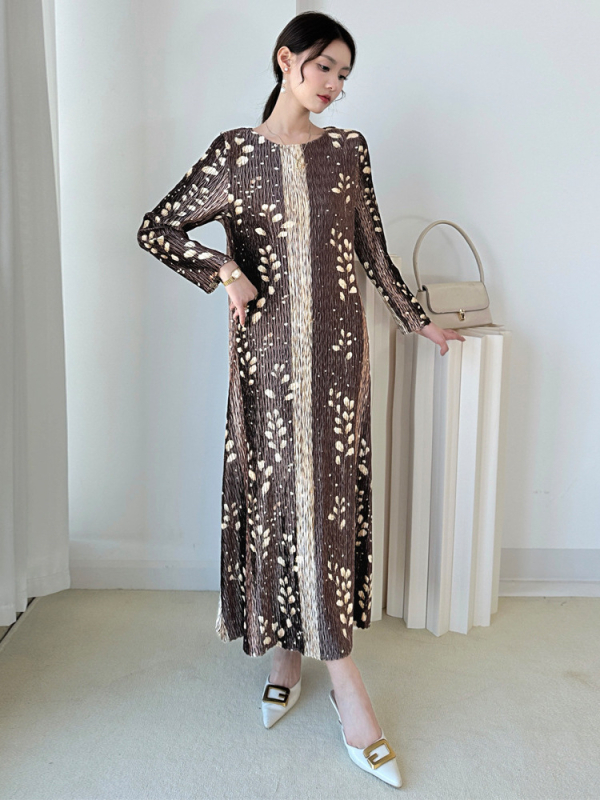 Duga haljina s cvjetnim uzorkom, okrugli izrez, plisirana, dugi rukavi, labav struk