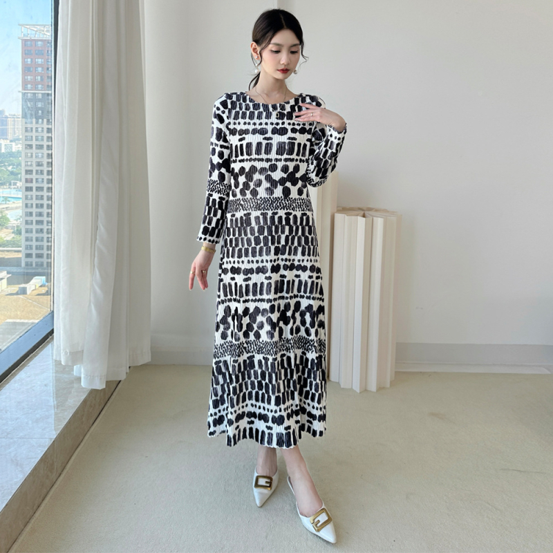 Duga haljina s cvjetnim uzorkom, okrugli izrez, plisirana, dugi rukavi, labav struk