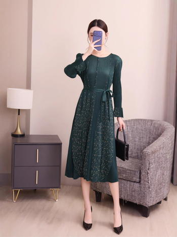 Wrinkles for life kleita, poliestera šķiedra, riņķveida kakla izgriezums, A līnijas siluets, garā kleita