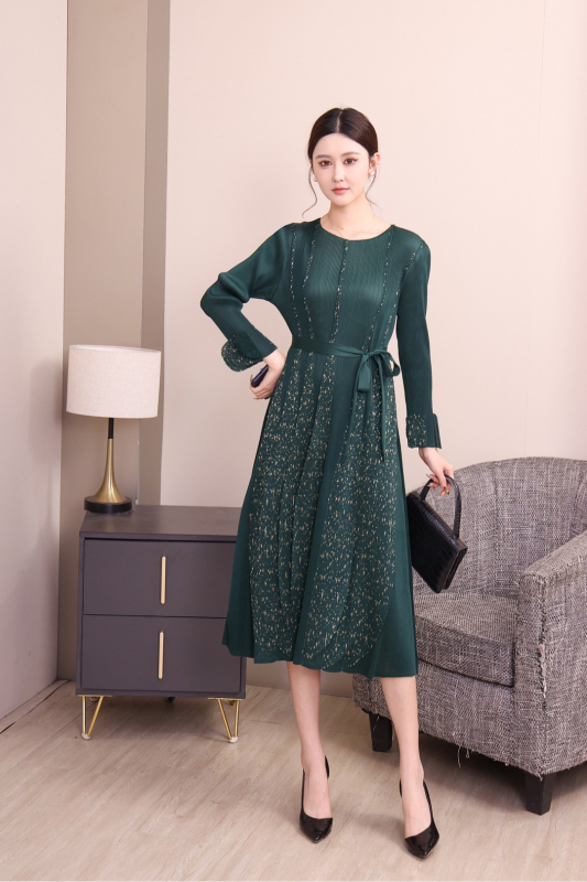 Wrinkles for life kleita, poliestera šķiedra, riņķveida kakla izgriezums, A līnijas siluets, garā kleita