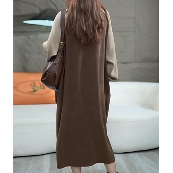 Kleita ar kapuci Eiropas stilā, adīta auduma, vidēja garuma, apaļš kakls, literārs retro stils