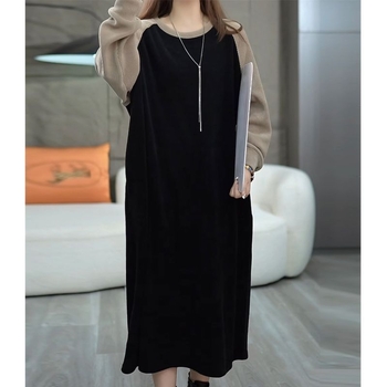 Kleita ar kapuci Eiropas stilā, adīta auduma, vidēja garuma, apaļš kakls, literārs retro stils