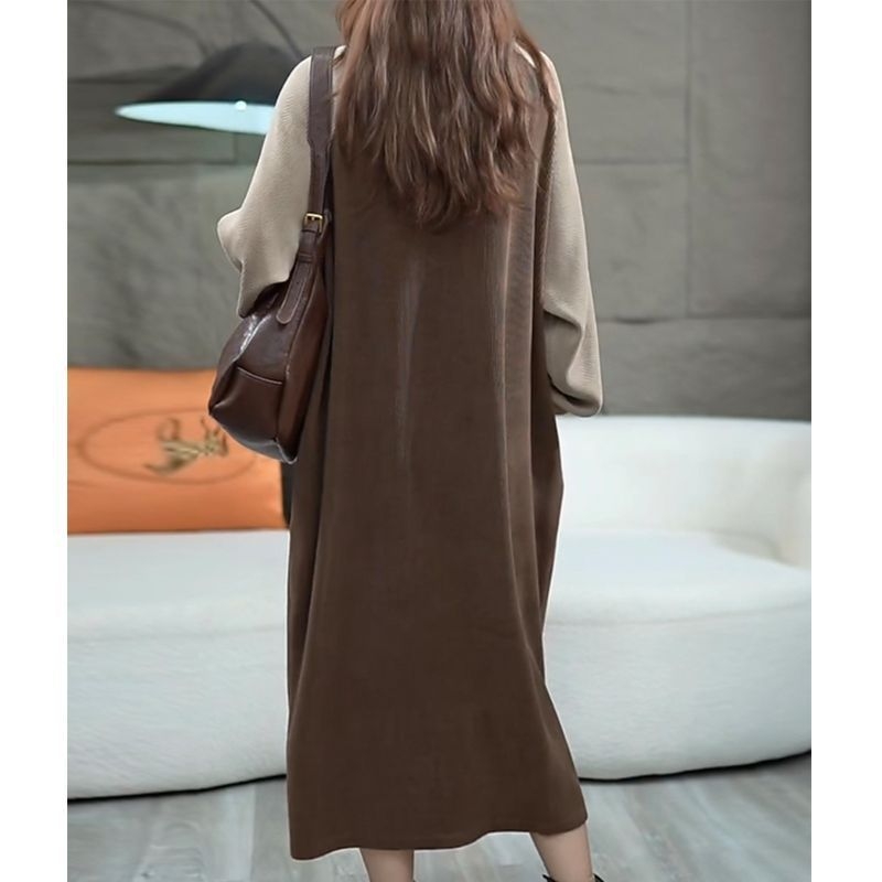 Kleita ar kapuci Eiropas stilā, adīta auduma, vidēja garuma, apaļš kakls, literārs retro stils