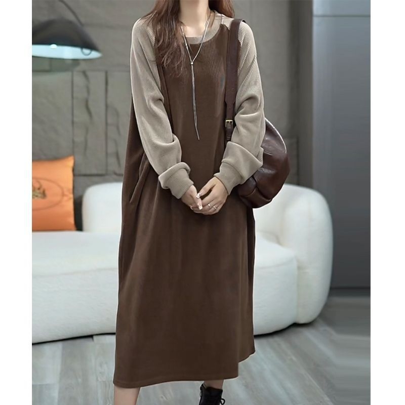 Kleita ar kapuci Eiropas stilā, adīta auduma, vidēja garuma, apaļš kakls, literārs retro stils