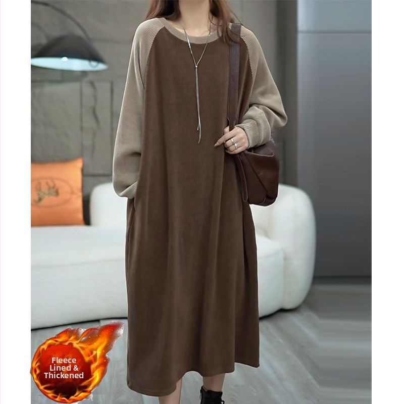 Kleita ar kapuci Eiropas stilā, adīta auduma, vidēja garuma, apaļš kakls, literārs retro stils