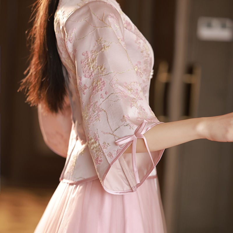 Kleita līgavām ar izšuvumu, poliesteris, vidēja garuma kleita, 2025. gada pavasaris