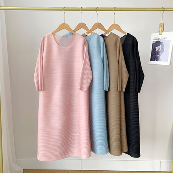 Miyake stila plisēta kleita, poliesters, vidēja garuma, 3/4 piedurknes.