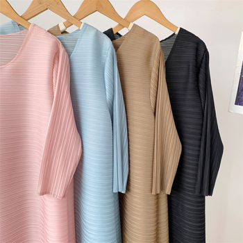 Miyake stila plisēta kleita, poliesters, vidēja garuma, 3/4 piedurknes.