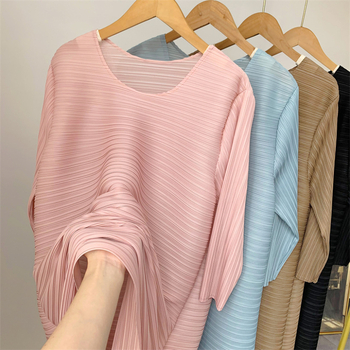 Miyake stila plisēta kleita, poliesters, vidēja garuma, 3/4 piedurknes.