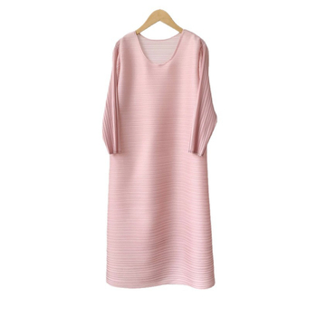 Miyake stila plisēta kleita, poliesters, vidēja garuma, 3/4 piedurknes.