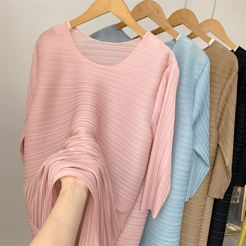 Miyake stila plisēta kleita, poliesters, vidēja garuma, 3/4 piedurknes.