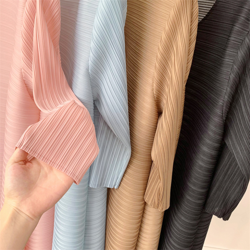 Miyake stila plisēta kleita, poliesters, vidēja garuma, 3/4 piedurknes.