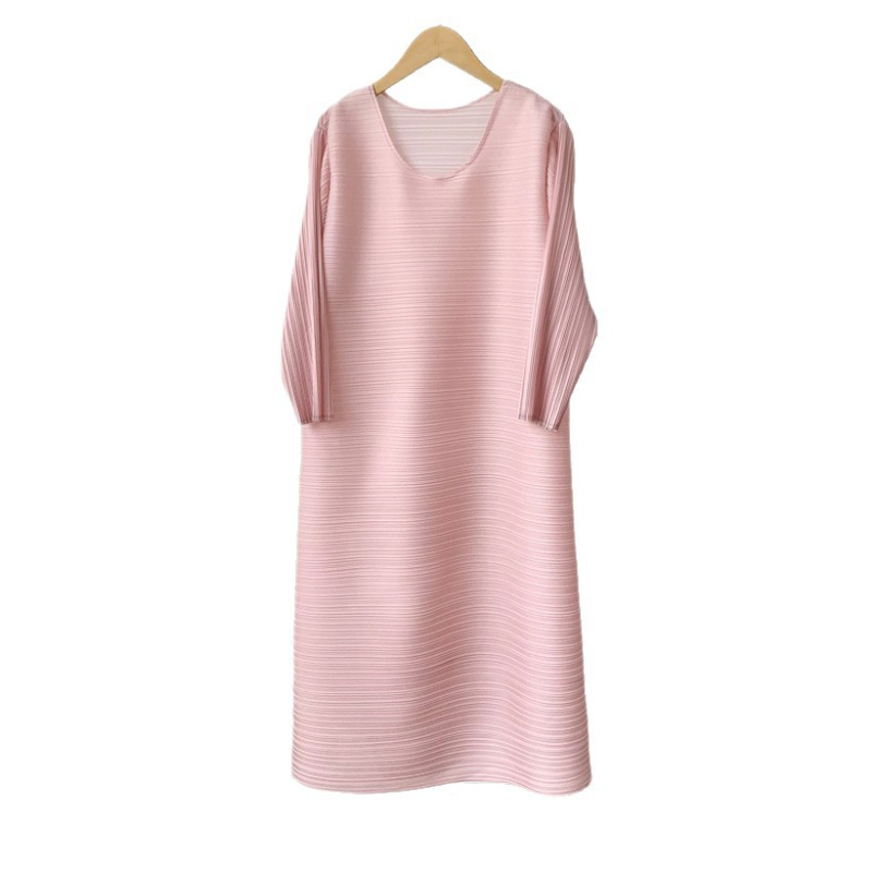 Miyake stila plisēta kleita, poliesters, vidēja garuma, 3/4 piedurknes.