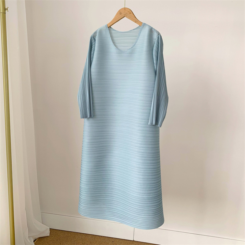 Miyake stila plisēta kleita, poliesters, vidēja garuma, 3/4 piedurknes.