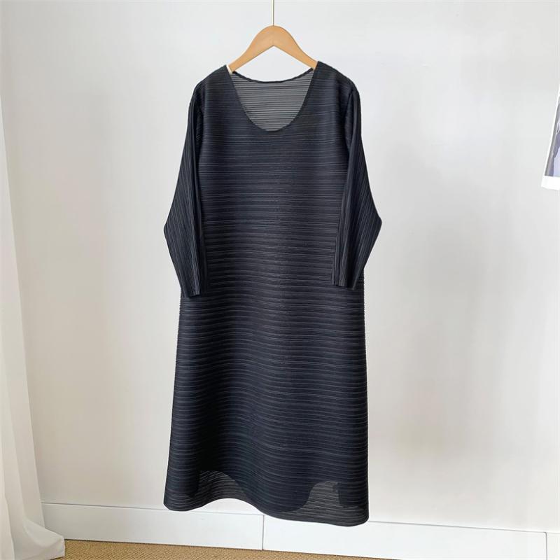 Miyake stila plisēta kleita, poliesters, vidēja garuma, 3/4 piedurknes.