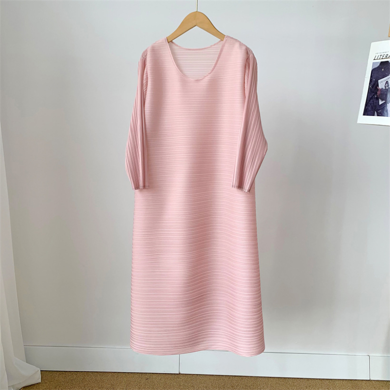 Miyake stila plisēta kleita, poliesters, vidēja garuma, 3/4 piedurknes.