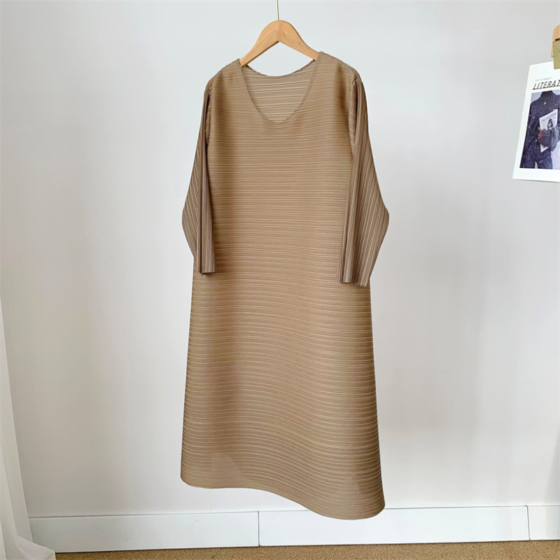 Miyake stila plisēta kleita, poliesters, vidēja garuma, 3/4 piedurknes.