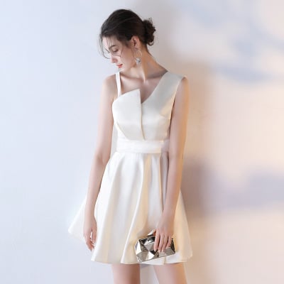 Õhtukleit ühe õla detailiga, varrukatita; peamine kangas: polüester; vooder: polüester; sobib pulmadeks, väliüritustel ja hotellides.