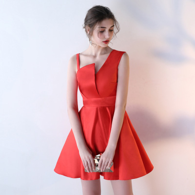 Õhtukleit ühe õla detailiga, varrukatita; peamine kangas: polüester; vooder: polüester; sobib pulmadeks, väliüritustel ja hotellides.