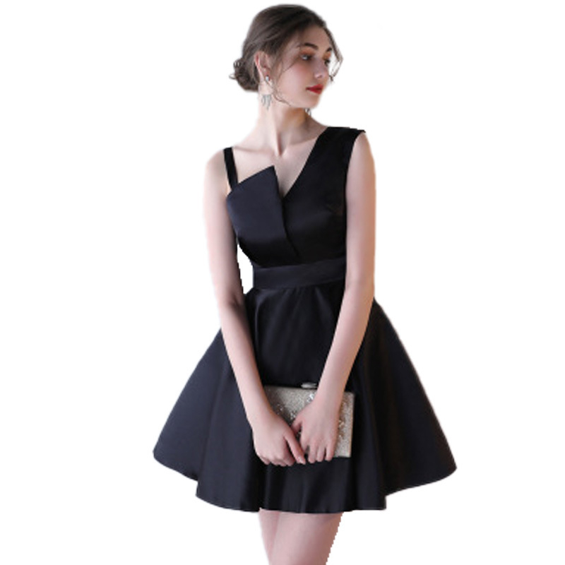 Õhtukleit ühe õla detailiga, varrukatita; peamine kangas: polüester; vooder: polüester; sobib pulmadeks, väliüritustel ja hotellides.