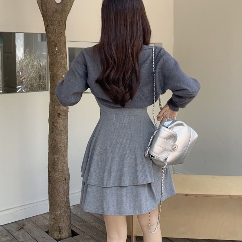 Divu daļu tīklu kleitas komplekts, bez piedurknēm, augsts viduklis, kakla izgriezums ar siksniņu, literāri-retro stils, pavasaris 2025