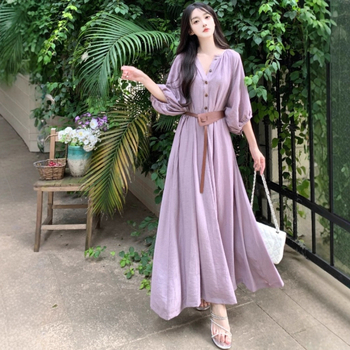 Kleita ar garām piedurknēm, V-formas kakls, augsts viduklis, vidēja garuma, volānu svārki