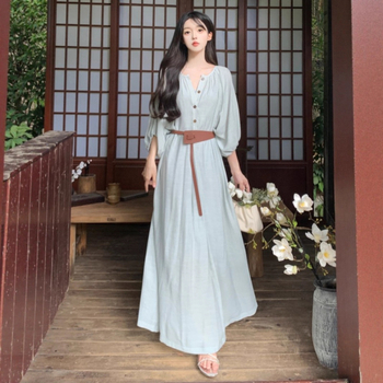 Kleita ar garām piedurknēm, V-formas kakls, augsts viduklis, vidēja garuma, volānu svārki