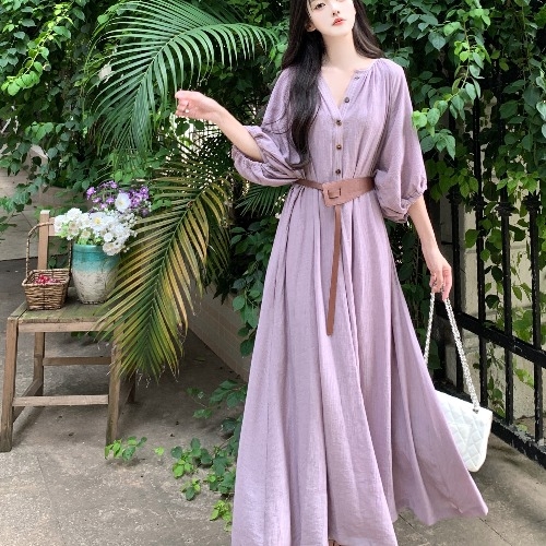 Kleita ar garām piedurknēm, V-formas kakls, augsts viduklis, vidēja garuma, volānu svārki