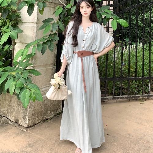 Kleita ar garām piedurknēm, V-formas kakls, augsts viduklis, vidēja garuma, volānu svārki