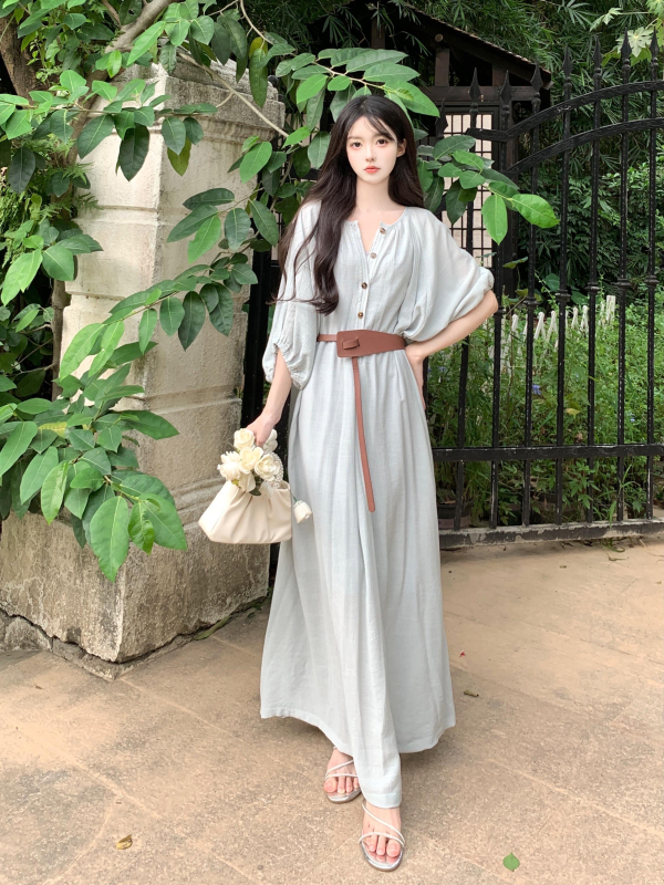 Kleita ar garām piedurknēm, V-formas kakls, augsts viduklis, vidēja garuma, volānu svārki