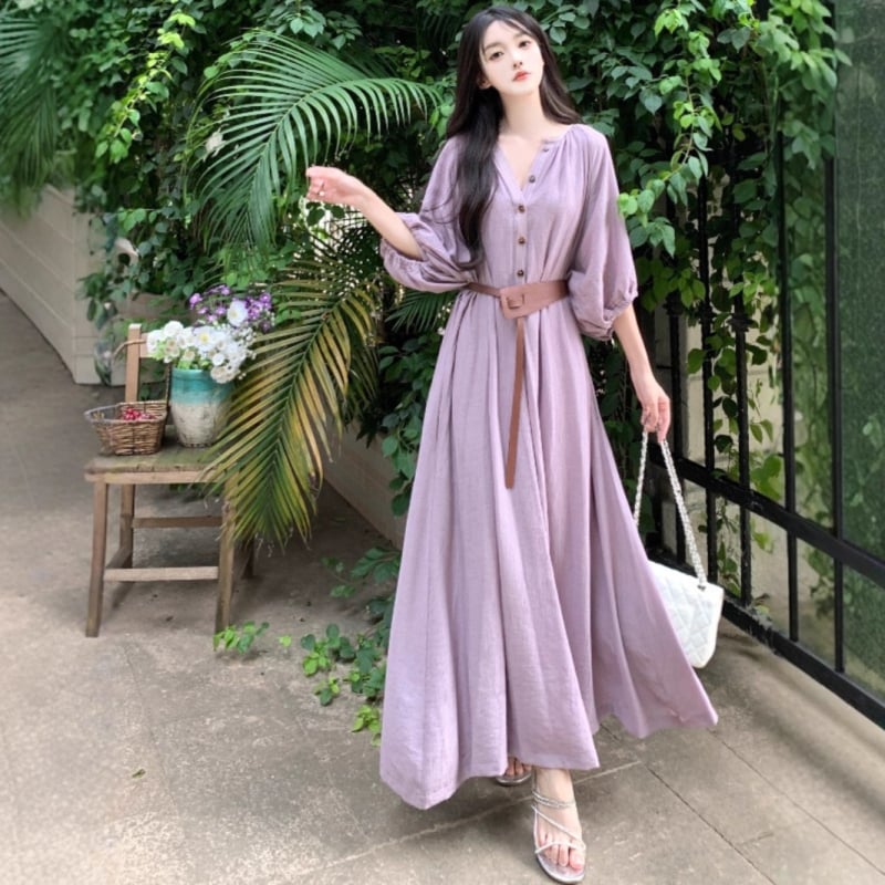 Kleita ar garām piedurknēm, V-formas kakls, augsts viduklis, vidēja garuma, volānu svārki