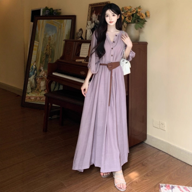 Kleita ar garām piedurknēm, V-formas kakls, augsts viduklis, vidēja garuma, volānu svārki