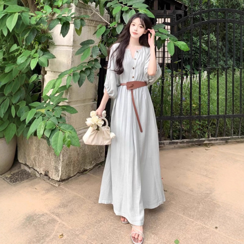 Kleita ar garām piedurknēm, V-formas kakls, augsts viduklis, vidēja garuma, volānu svārki