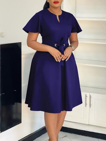 A līnijas kleita ar V-veida izgriezumu, īsām piedurknēm, augsta vidukļa līnija, rāvējslēdzēja aizdare