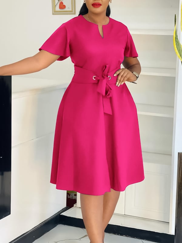 A līnijas kleita ar V-veida izgriezumu, īsām piedurknēm, augsta vidukļa līnija, rāvējslēdzēja aizdare