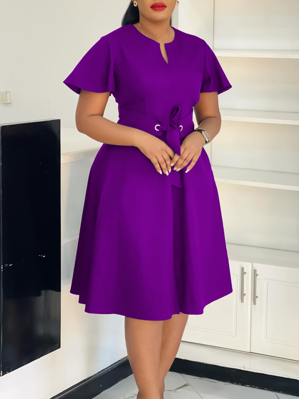 A līnijas kleita ar V-veida izgriezumu, īsām piedurknēm, augsta vidukļa līnija, rāvējslēdzēja aizdare