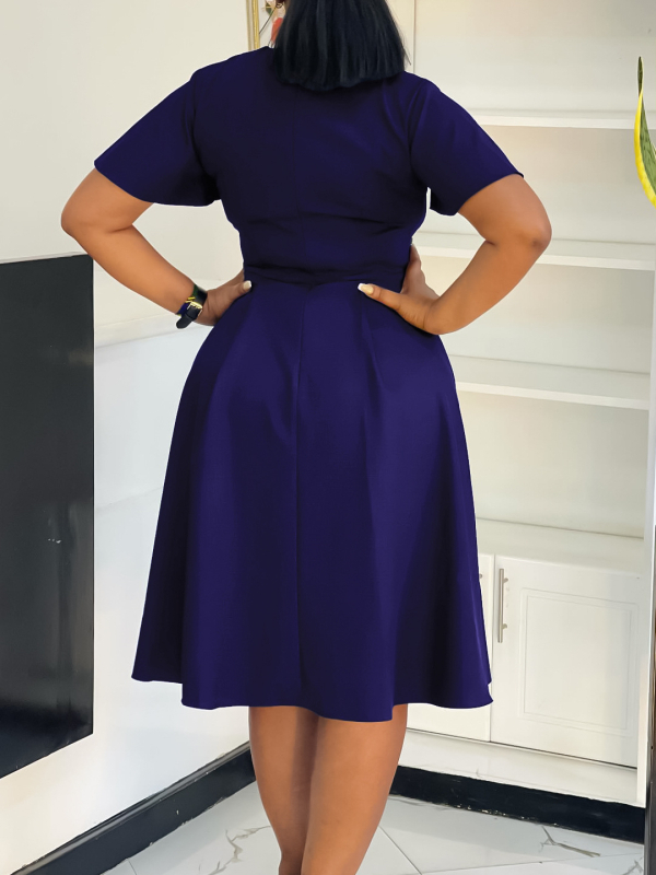 A līnijas kleita ar V-veida izgriezumu, īsām piedurknēm, augsta vidukļa līnija, rāvējslēdzēja aizdare