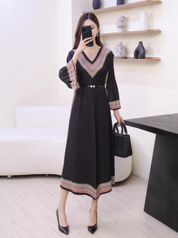 Kleita ar zivju zvīņu plīsēm motīvā, V kakla izgriezums, A-līnija, gara, poliestera audums (≥95%).