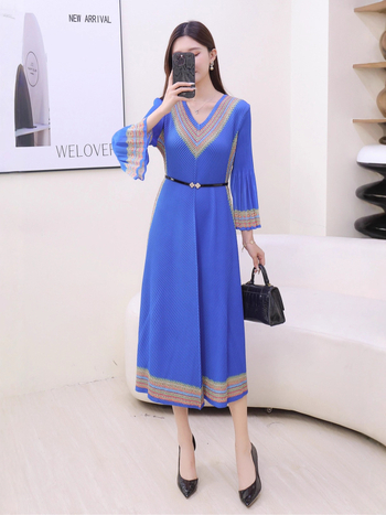 Kleita ar zivju zvīņu plīsēm motīvā, V kakla izgriezums, A-līnija, gara, poliestera audums (≥95%).